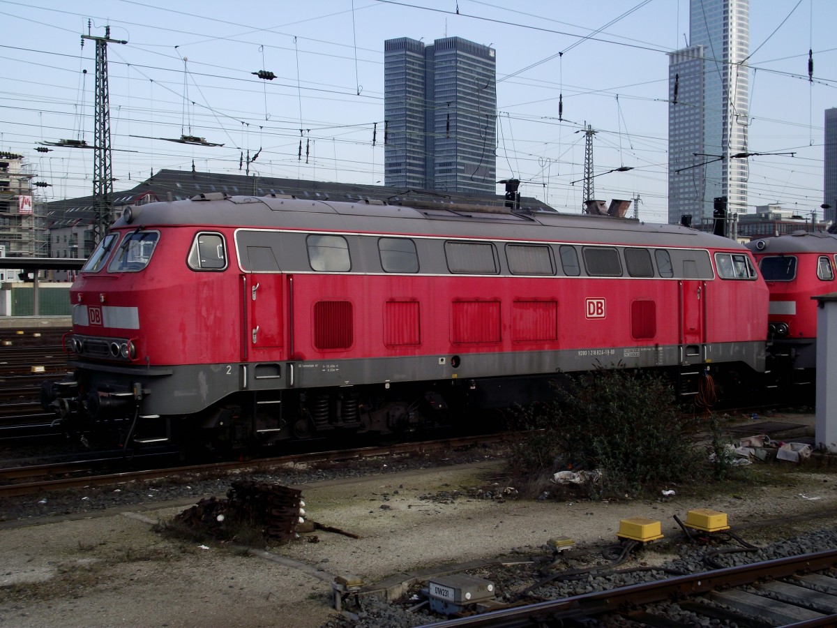 218 xxx-x von DB Fernverkehr steht am 05.03.14 in Frankfurt am Main breit um in Notfall ICE Abzuschleppen 