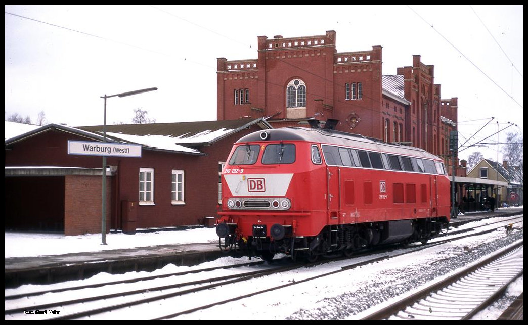 218132 setzte am 28.01.1996 um 15.30 Uhr vor dem schmucken Warburger Bahnhofsgebäude um.