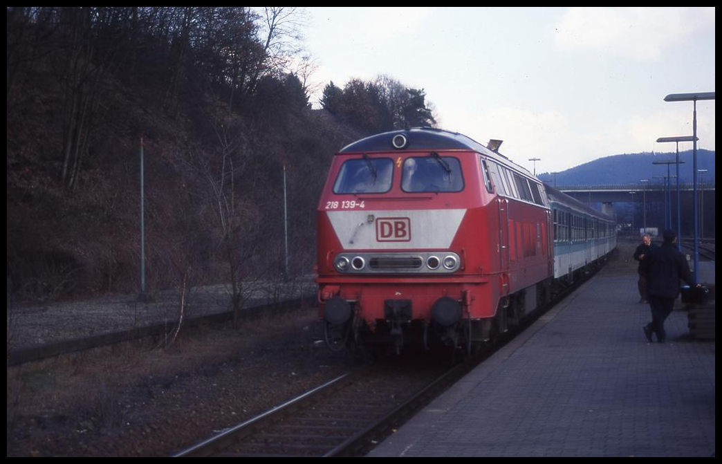 218139 fährt hier am 4.3.1995 mit einem Nahverkehrszug in Dieringhausen ein.