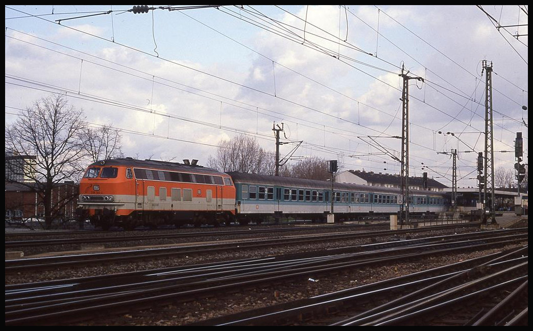 218144 fährt mit der Citybahn aus Gummersbach am 25.3.1993 um 14.43 Uhr in Köln Deutz ein.