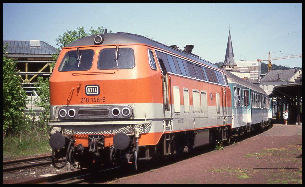 218148 im Citybahn Look steht hier am 19.5.1992 im Bahnhof Gummersbach vor einem Personenzug nach Köln bereit.