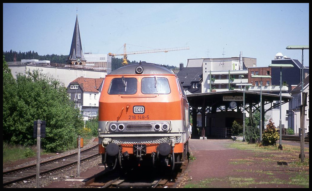 218148 steht abfahrbereit mit der City Bahn nach Köln im Bahnhof Gummersbach. Am 19.5.1992 endeten bzw. begannen noch in Gummersbach alle Züge. 