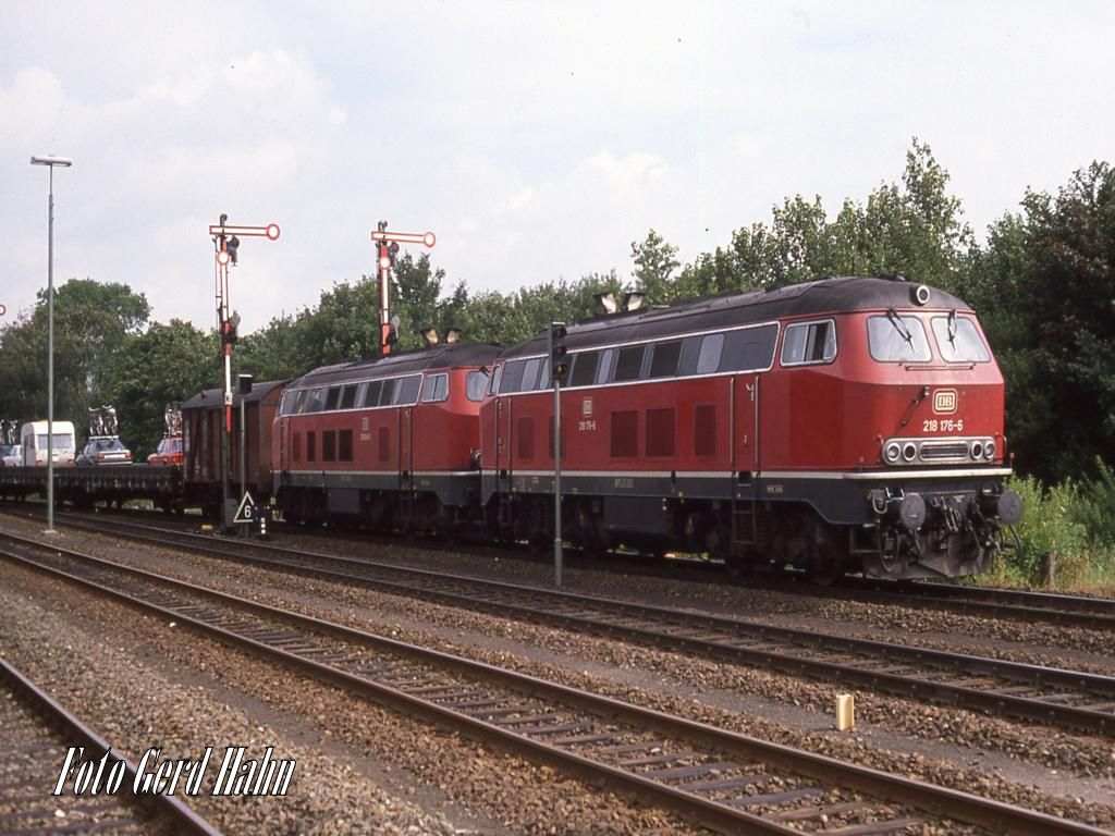 218176und 218148 kommen am 14.8.1988 mit einem Autozug aus Westerland in Niebüll an.
