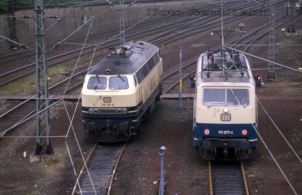 218181 und 111017 am 8.6.1988 im Gleisvorfeld im Bahnhof Hamburg Harburg.
