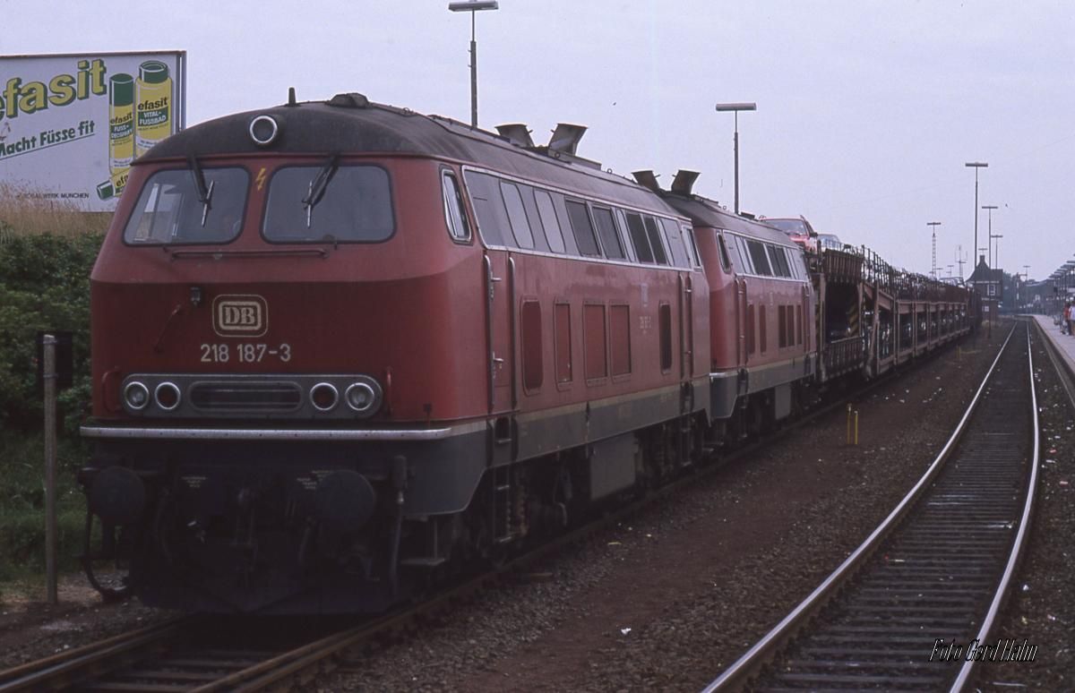 218187 und 218118, zwei Altrote der DB, vor Autozug am 14.8.1988 um 10.55 Uhr im Bahnhof Westerland.