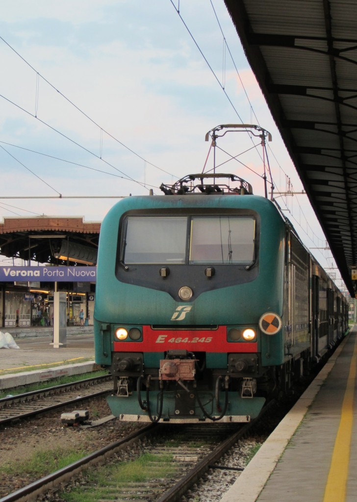 21.8.2014 19:51 FS E.464 245 bildet mit einer Doppelstock-Garnitur den schnellen Regionalzug (RV) aus Venezia Santa Lucia im Endbahnhof Verona Porta Nuova.