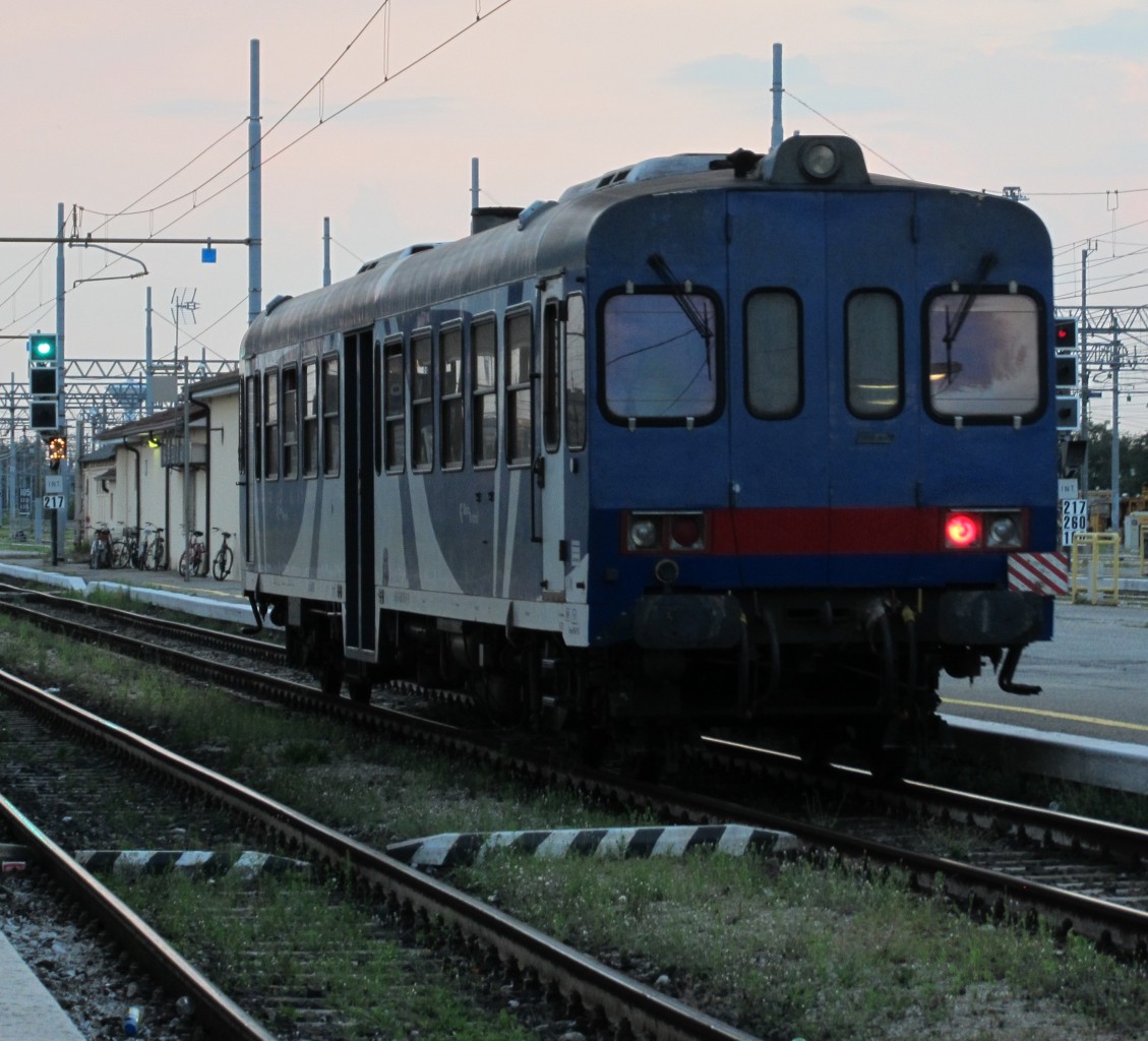 21.8.2014 19:58 ST (Sistemi Territoriali) ALn 663 xxx als Regionalzug (R) nach Rovigo bei der Ausfahrt aus Verona Porta Nuova. 