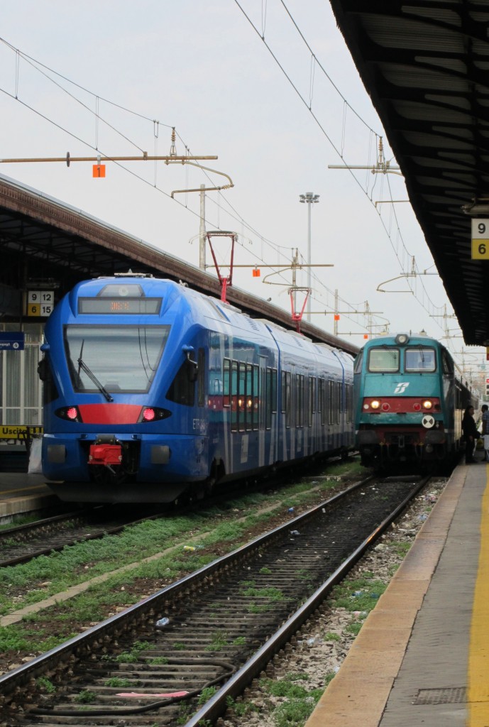 21.8.2014 9:18 links: ST (Sistemi Territoriali) ETR 343 xxx als Regionalzug (R) nach Mantova rechts: FS Steuerwagen Bauart MDVC an der Spitze eines schnellen Regionalzuges (RV) nach Venezia Santa Lucia.