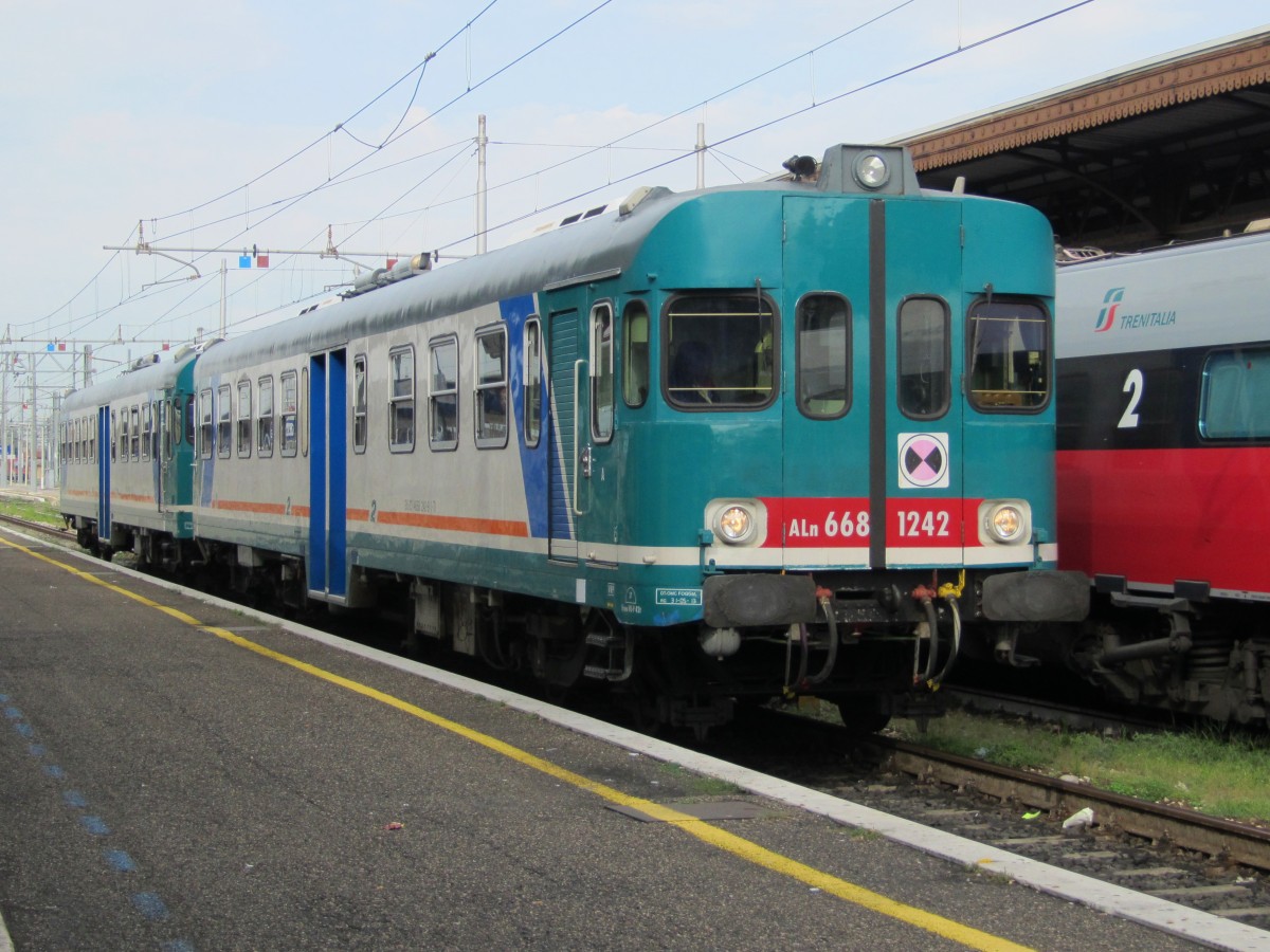 21.8.2014 9:27 FS ALn 668 1242 und ein weiterer ALn 668 Triebwagen als Regionalzug (R) nach Mantova im Bahnhof Verona Porta Nuova.