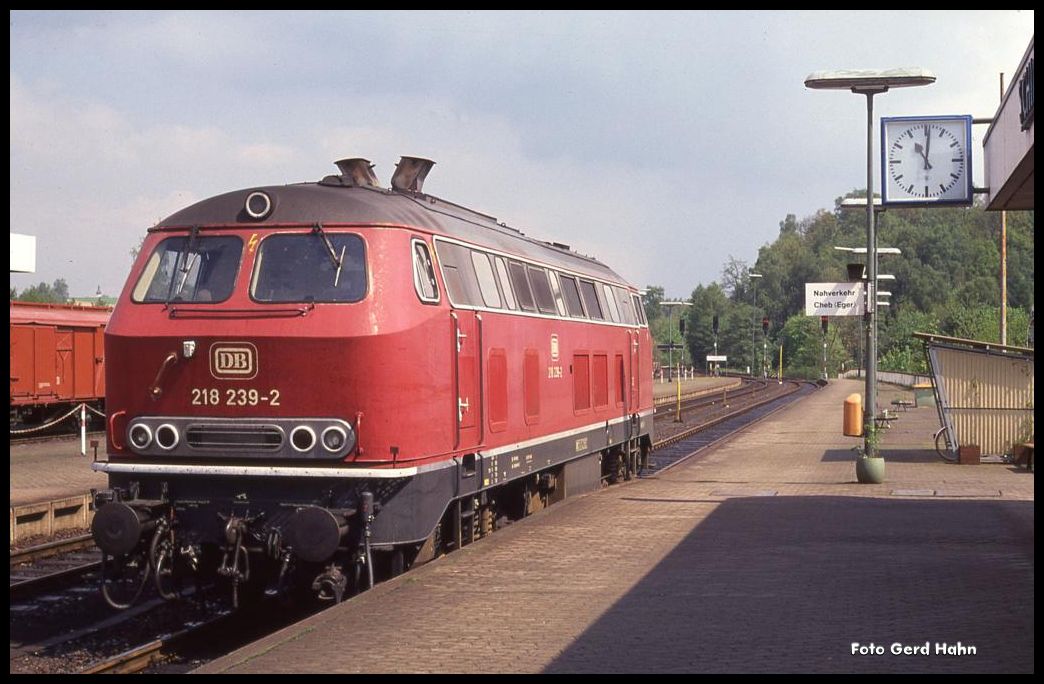 218239 fuhr am 5.6.1991 um 11.02 Uhr durch den Bahnhof Schirnding.