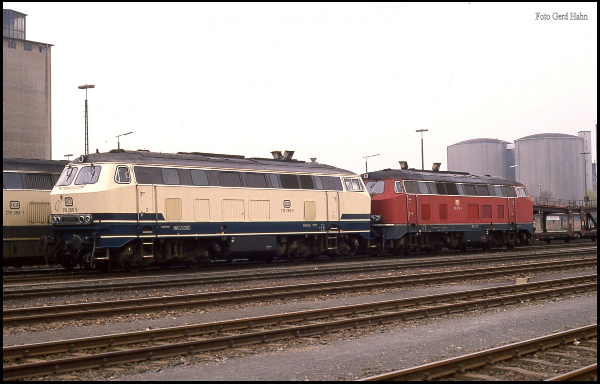 218266 und eine altrote 218276 am 5.4.1989 im Bahnhof Fallersleben.
