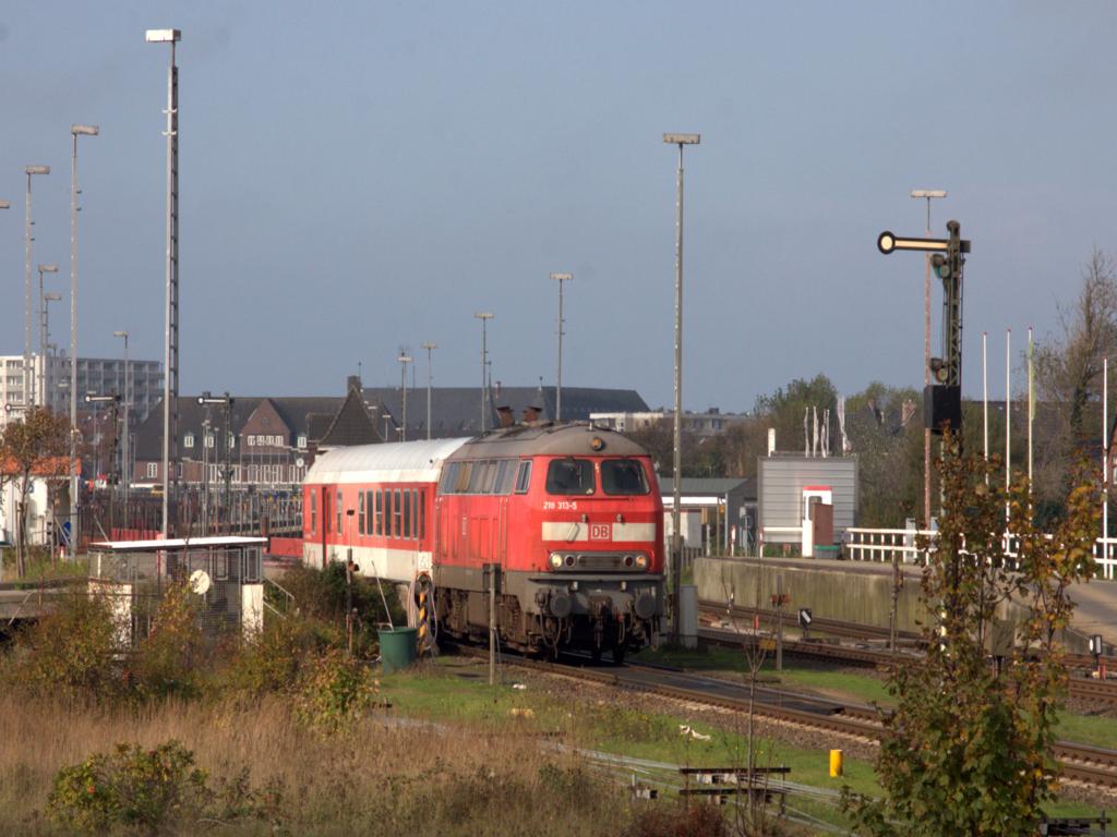 218313 vor Sylt Shuttle im Ladegleis im Bahnhof Westerland am 17.10.2014.