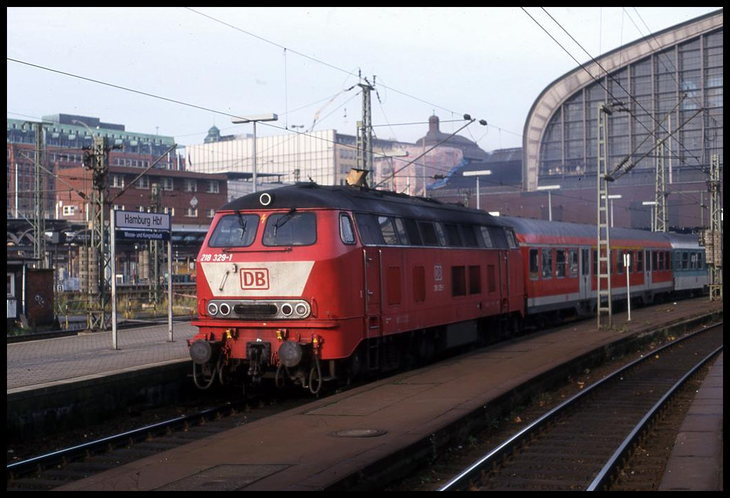 218329 steht hier am 8.11.1998 um 10.16 Uhr abfahrbereit mit dem Personenzug nach Travemünde.