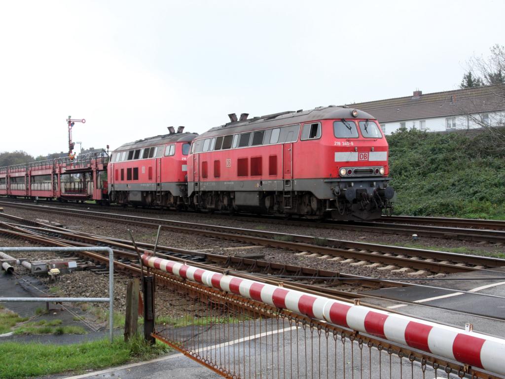 218340 und 218340 schieben Sylt Shuttle am 17.10.2014 in Westerland in die Abstellgruppe.