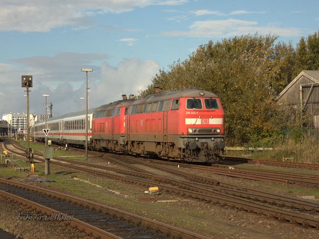218345 fährt mit Schwesterlok und IC Richtung Hamburg am 17.10.2014 in Westerland auf Sylt aus.
