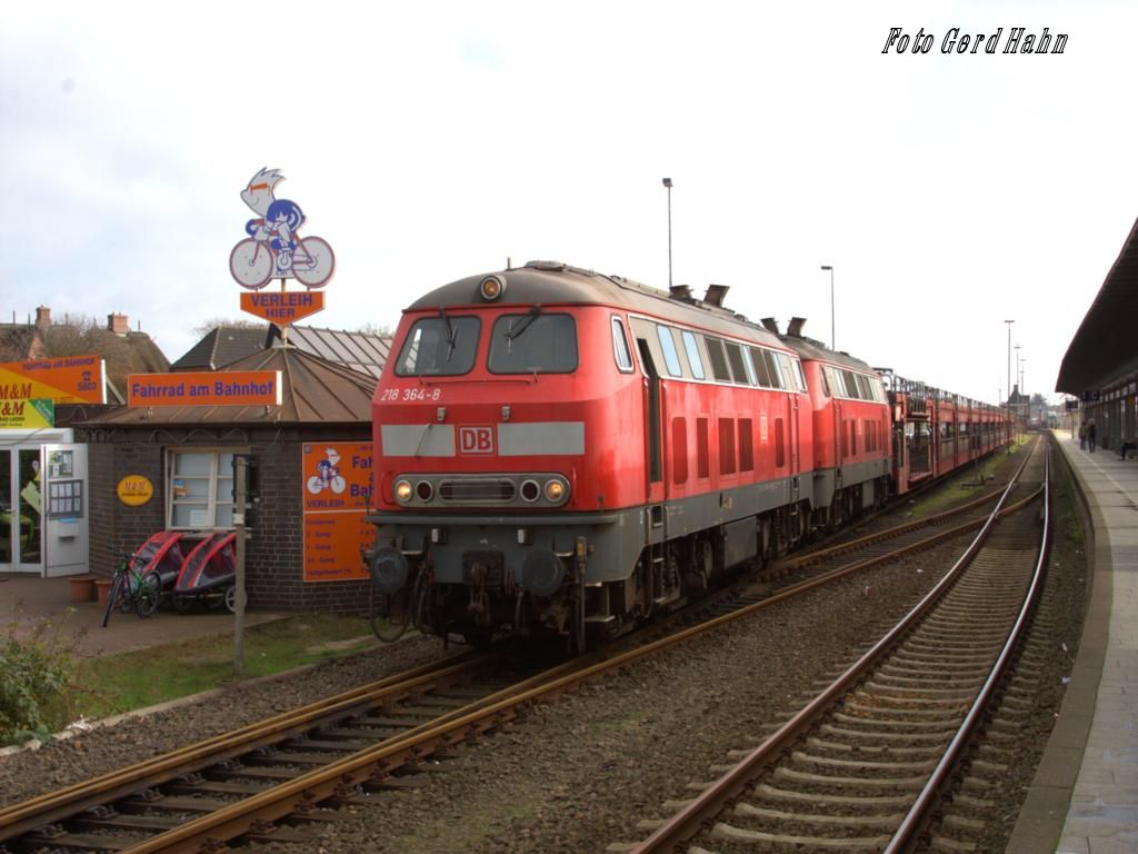 218364 steht am 17.10.2014 mit einer Schwestermaschine im Entladegleis des Bahnhofs Westerland auf Sylt.