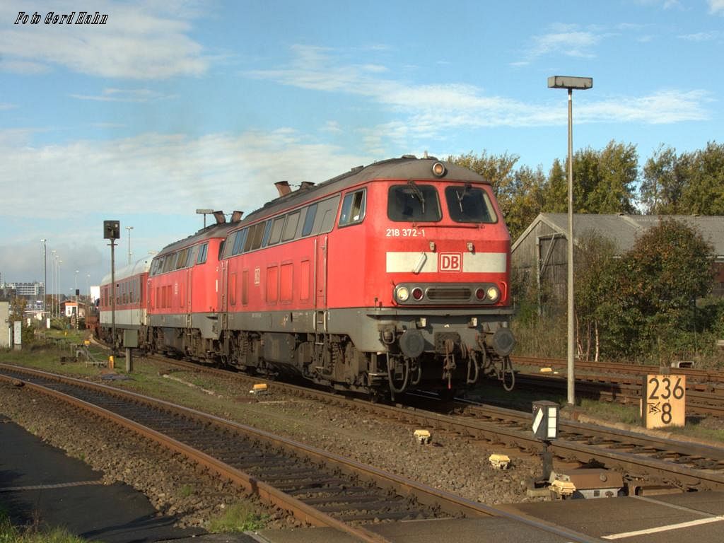 218372 fährt am 17.10.2014 mit 218364 mit Sylt Shuttle nach Niebüll aus.