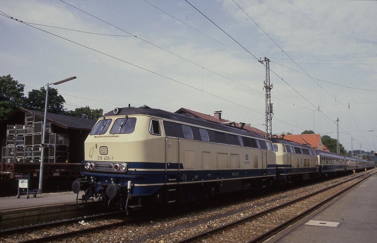 218406 und 218410 kommt mit einem Sonderzug der  Zeitung Lahn Dill  am 16.9.1987 um 14.10 Uhr im Bahnhof Mittenwald an.