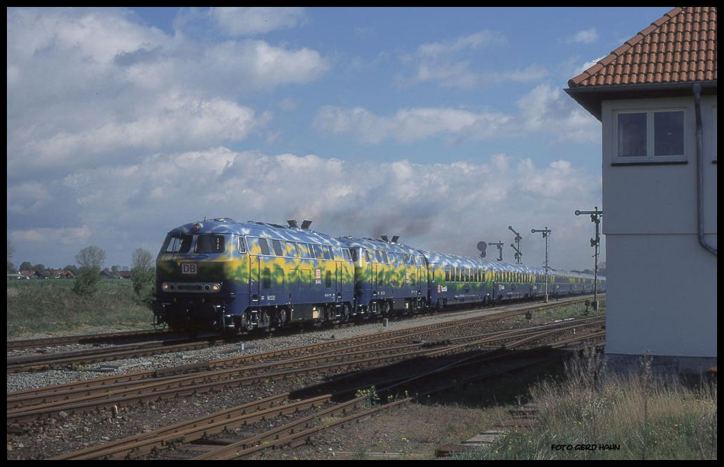 218418 und 218416 haben hier mit dem Touristik Sonderzug der DB am 10.5.1997 um 10.46 Uhr den Bahnhof Blumenberg erreicht.