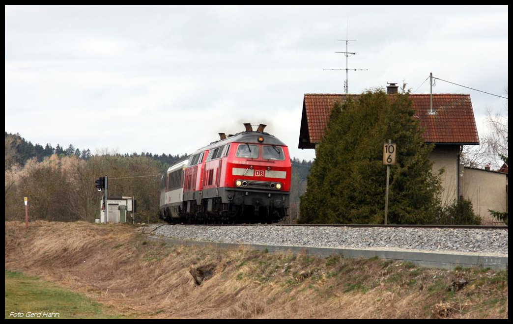 218418 legt sich hier mit dem EC 191 aus Basel kommend an der alten Blockstelle Rammingen am 20.03.2017 um 10.40 Uhr auf dem Weg nach München in die Kurve.  