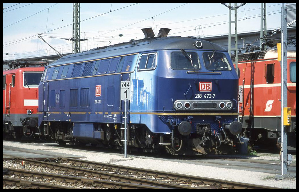 218473-7 mit König Ludwig Werbung am 11.5.2002 im BW München HBF.