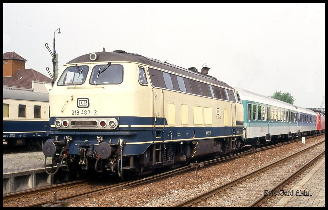 218480 brachte am 26.6.1993 die zu präsentierenden Fahrzeuge zum Eisenbahnfest nach Sinsheim; hier bei der Ankunft im Bahnhof Sinsheim.