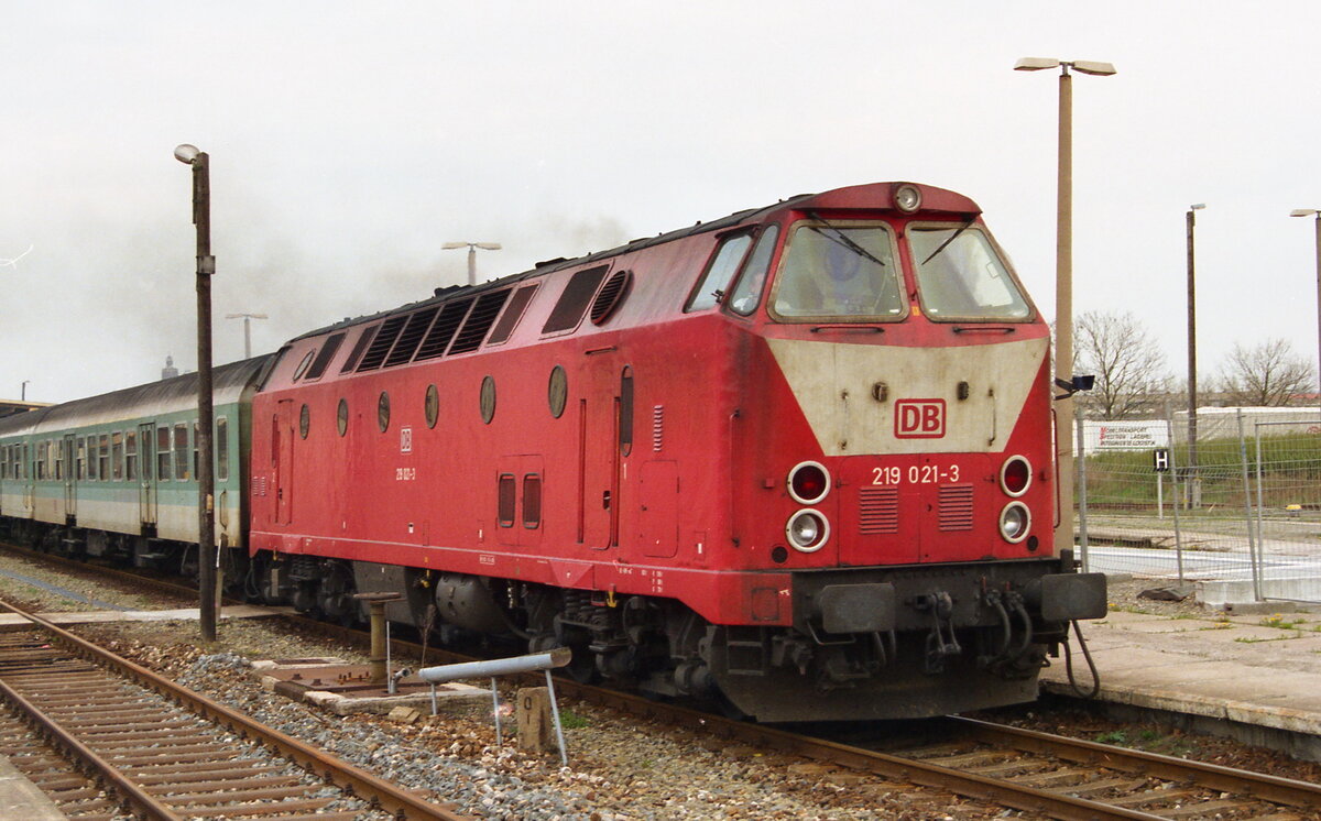 219 021-3 in Mühlhausen/Thür. am 15.04.2000 mit RE 16005, Diese Lok ist das Vorbild für ein Brawa-Modell