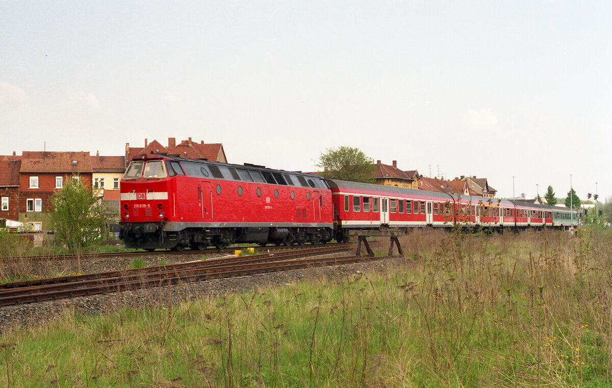 219 039-5 in Mühlhausen/Thür. im Jahr 2001mal wieder als Ersatz für einen 612, Negativ Scan