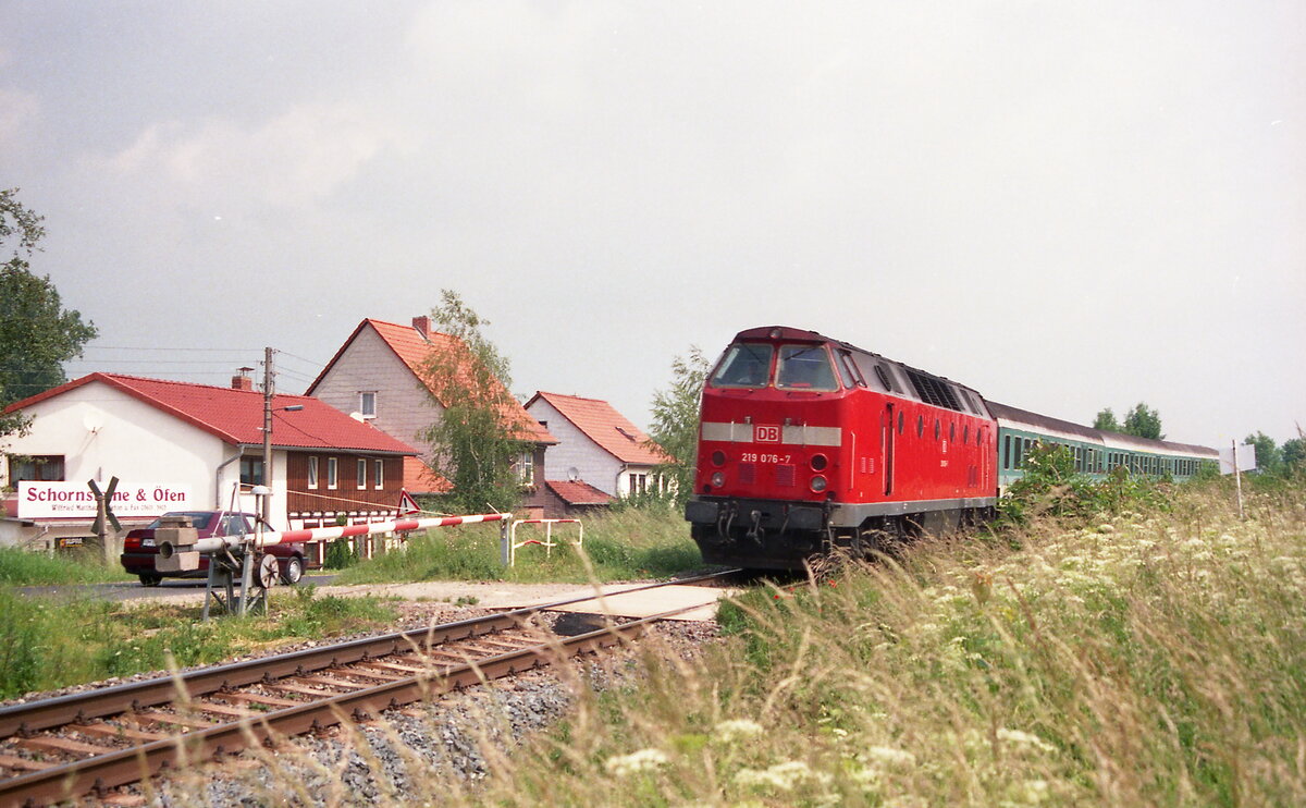 219 076-7 mit RE aus Göttingen erreicht sie gleich Mühlhasuen, hier am BÜ in Ammern, Juni 1999, Negativ Scan