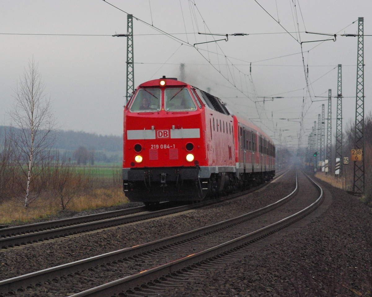 219 084-1 mit dem RE16187  Advent-Express  aus Richtung Göttingen kommend mit dem Ziel Erfurt. Aufgenommen bei Obernjesa am 14.12.2013.