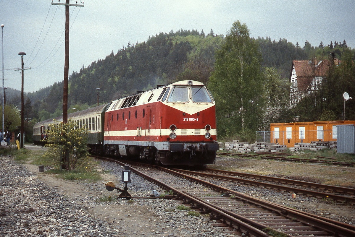 219 085-8 erreicht im Frühjahr 1997 den Bahnhof Ziegenrück