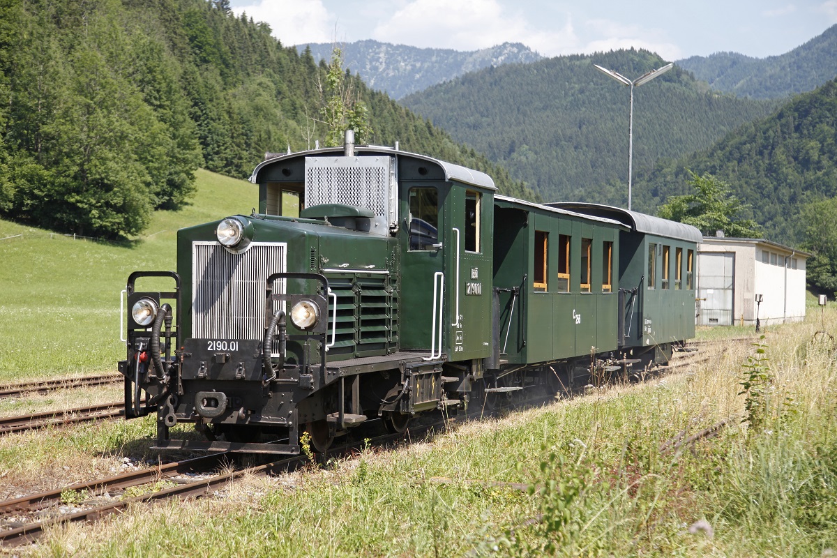 2190.01 fährt am 05.07.2015 in den Bahnhof Göstling an der Ybbs ein.