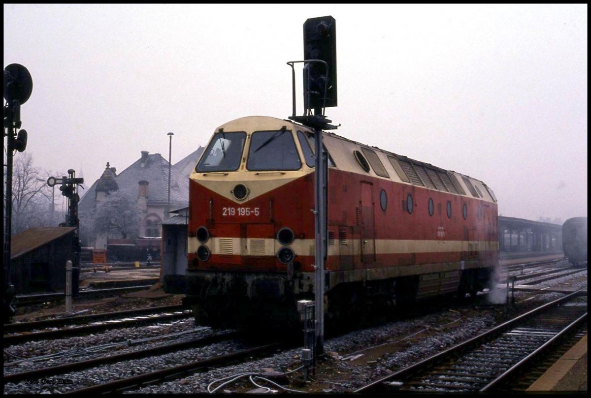 219195 im Bahnhof Eisenach am 25.12.1995