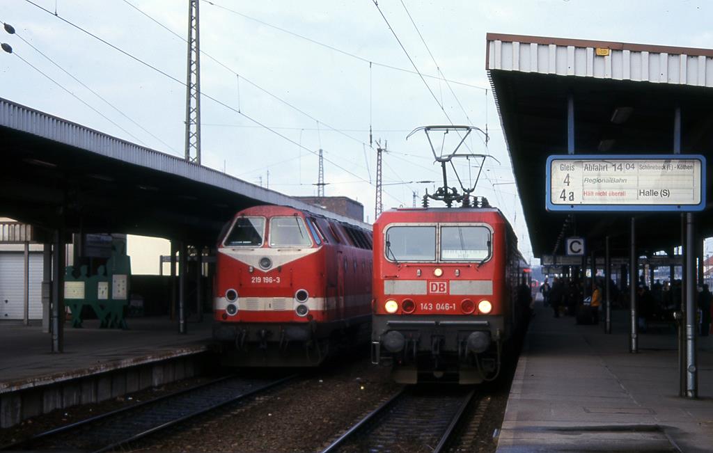 219196 und daneben 143046 mit RB nach Halle am 24.1.1999 im HBF Magdeburg.