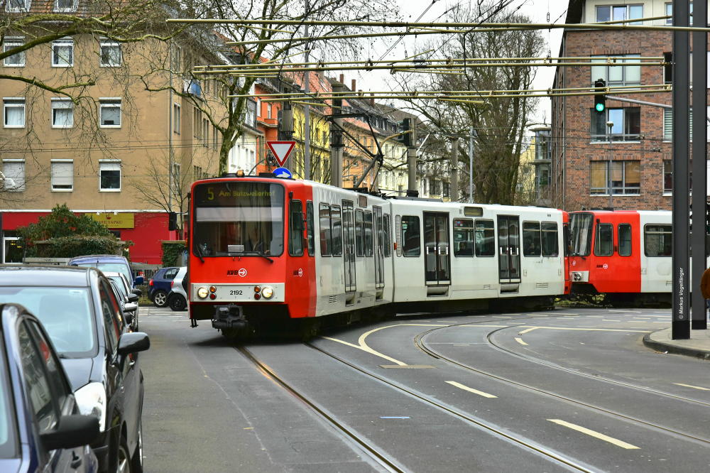 2192 als letzter übrig gebliebener ehemaliger KBE-Wagen der Serie 2100 auf der Nußbaumerstraße am 15.03.2018. B-Wagen 2192 wird nach seiner Sanierung zur Serie 2400 in 2418 umgetauft werden.
