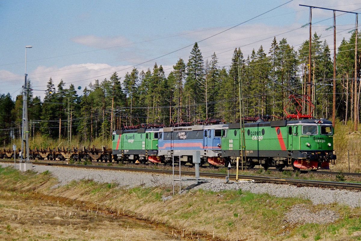 21.Mai 2007, Güterzug bei Luleå mit drei Lokomotiven der Baureihe GC Rc4 der Green Cargo, Lok 1176 führt. Die Nummer der mittleren blauen kann ich nicht erkennen, hinten läuft 1265
