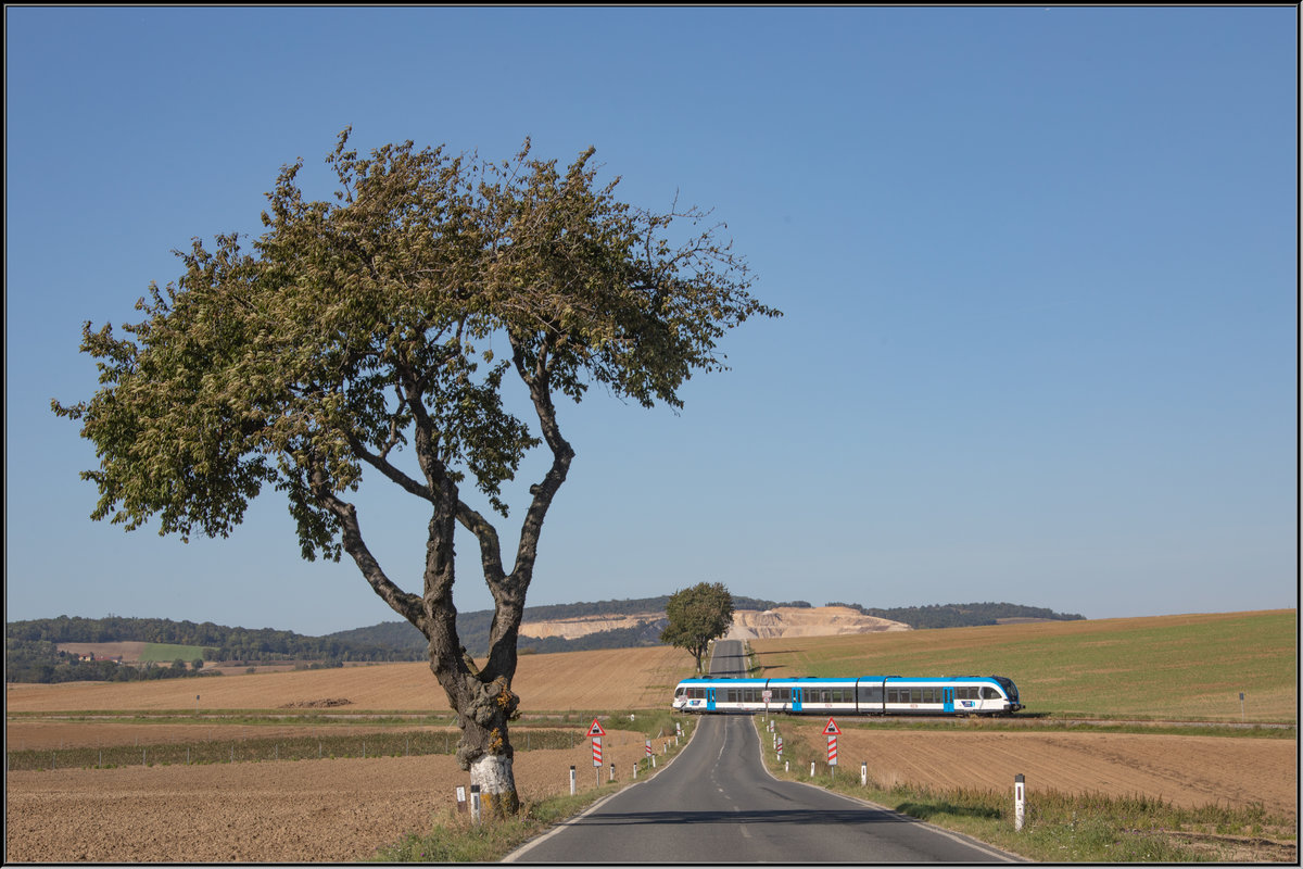21.September 2019 . GKB 5063.008 quert die Bundesstraße 6 nach Ernstbrunn. 
