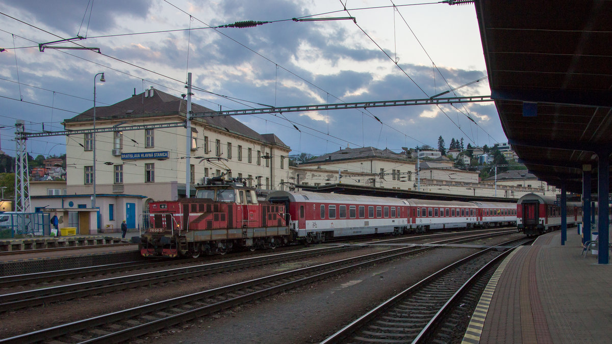 22. April 2019 in Bratislava hl.st.: Am Abend rangiert 210 041-0 einige Waggons hin und her. 