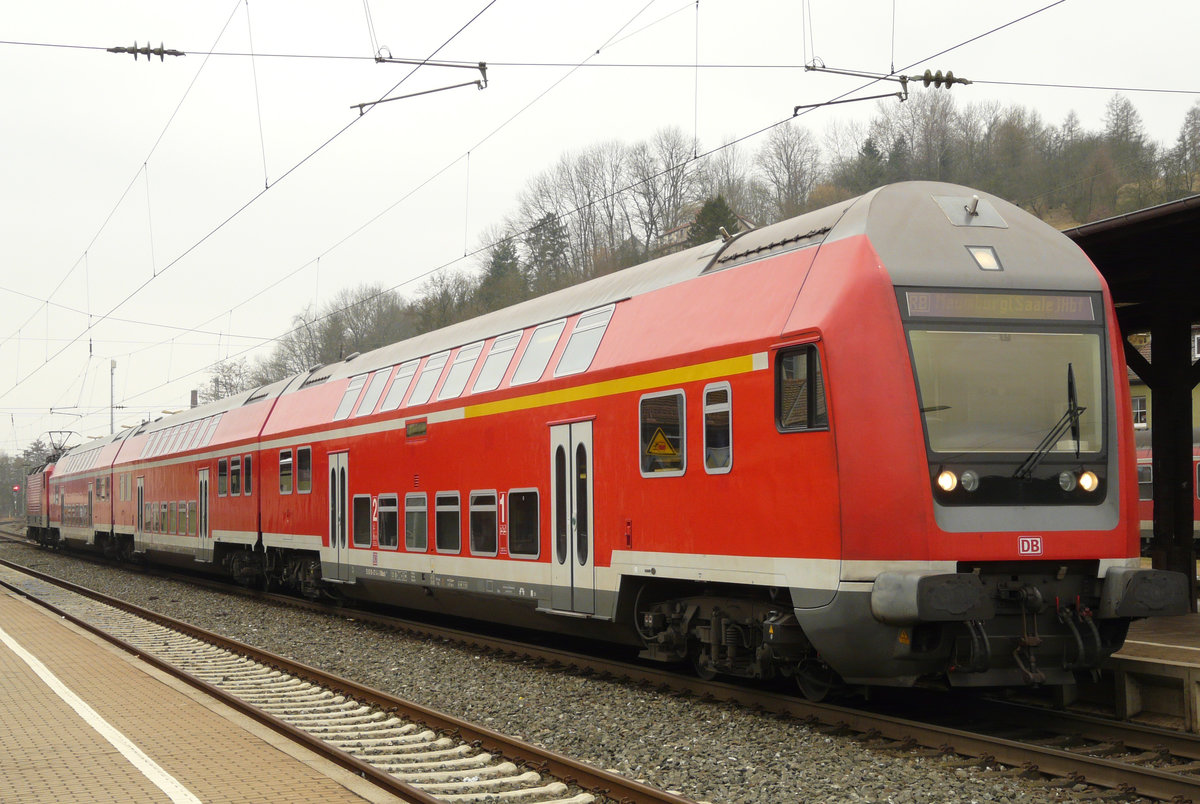 22. Februar 2008, Eine Regionalbahn nach Naumburg steht im Bahnhof Kronach.