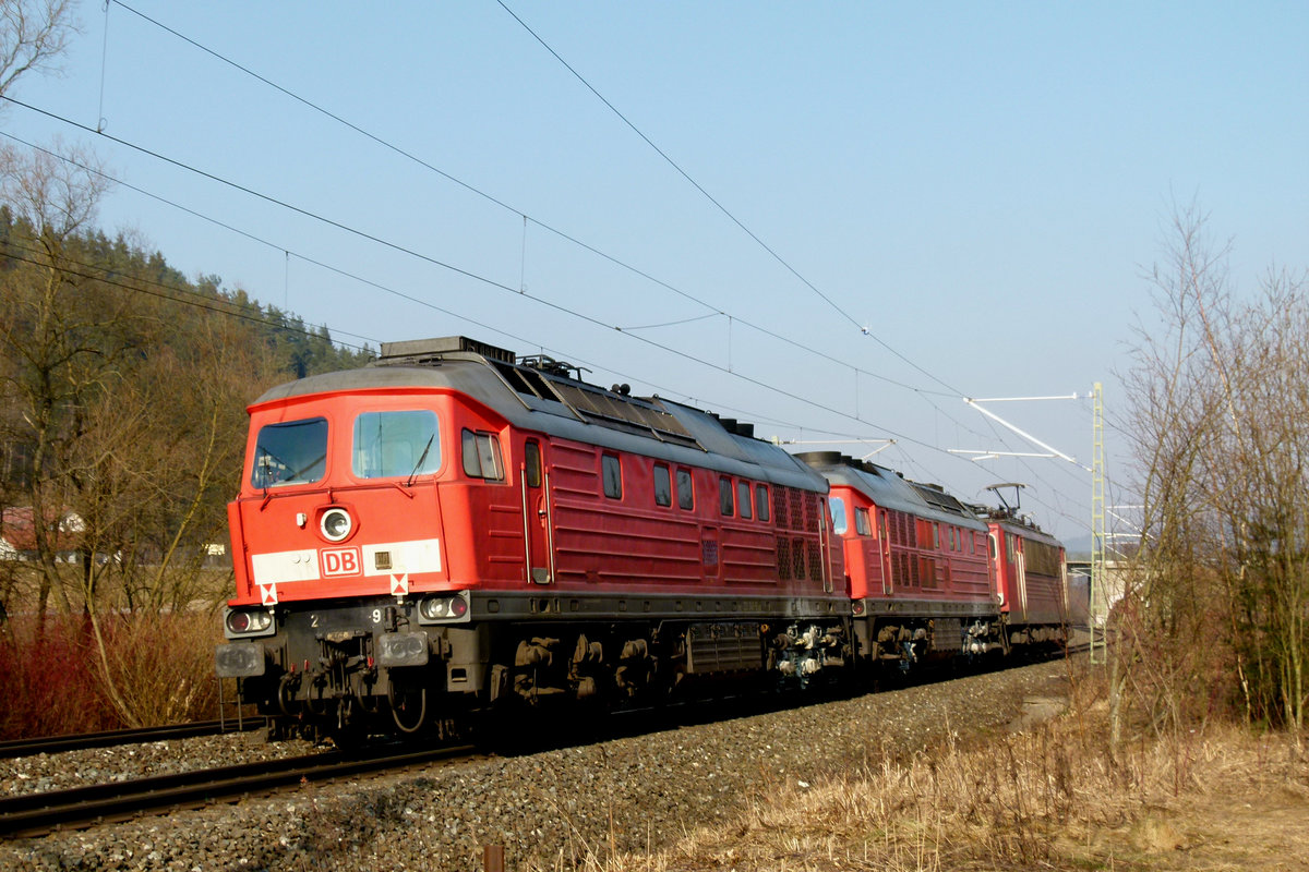 22. Februar 2011, diese Fuhre rollte heute durch Neuses bei Kronach in Richtung Saalfeld. Bei oliver.wadewitz@gmx.de fand ich: Die Lok in der Mitte ist 233 249 oder 206, die am Schluss definitiv 233 043-9! Als Ziel gab o.w. die Verschrottung in Espenhain an. Meine weitere Recherche ergab für die 043: 1974  Auslieferung an DR als 132 043. 2002 Umbau durch DB Fahrzeuginstandhaltung GmbH, Werk Cottbus auf Kolomna Dieselmotor 12D49M, danach Umzeichnung in 233 043. 23.02.2011 z-Stellung. 29.04.2013 im ehemaligen AW Chemnitz abgestellt. 