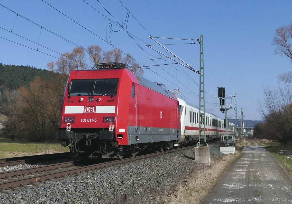 22. Februar 2018, bei Johannisthal fährt Lok 103 222 mit einigen IC-Wagen und Lok 101 011 im Schlepp in Richtung Saalfeld.