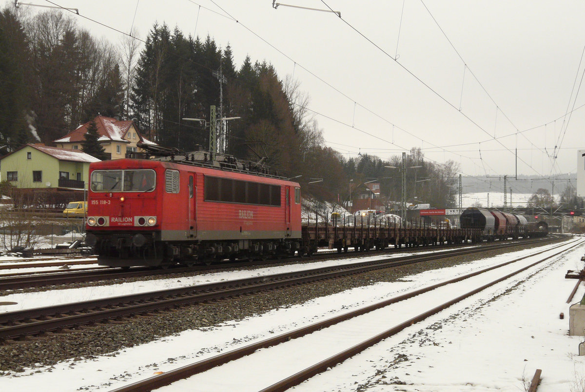 22. Januar 2010, Lok 155 118 fährt mit einem Güterzug aus Saalfeld durch den Kronacher Bahnhof