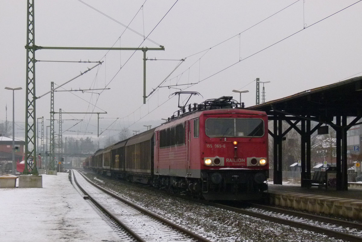 22. Januar 2013, Ein Güterzug aus Saalfeld fährt durch den Bahnhof Kronach.