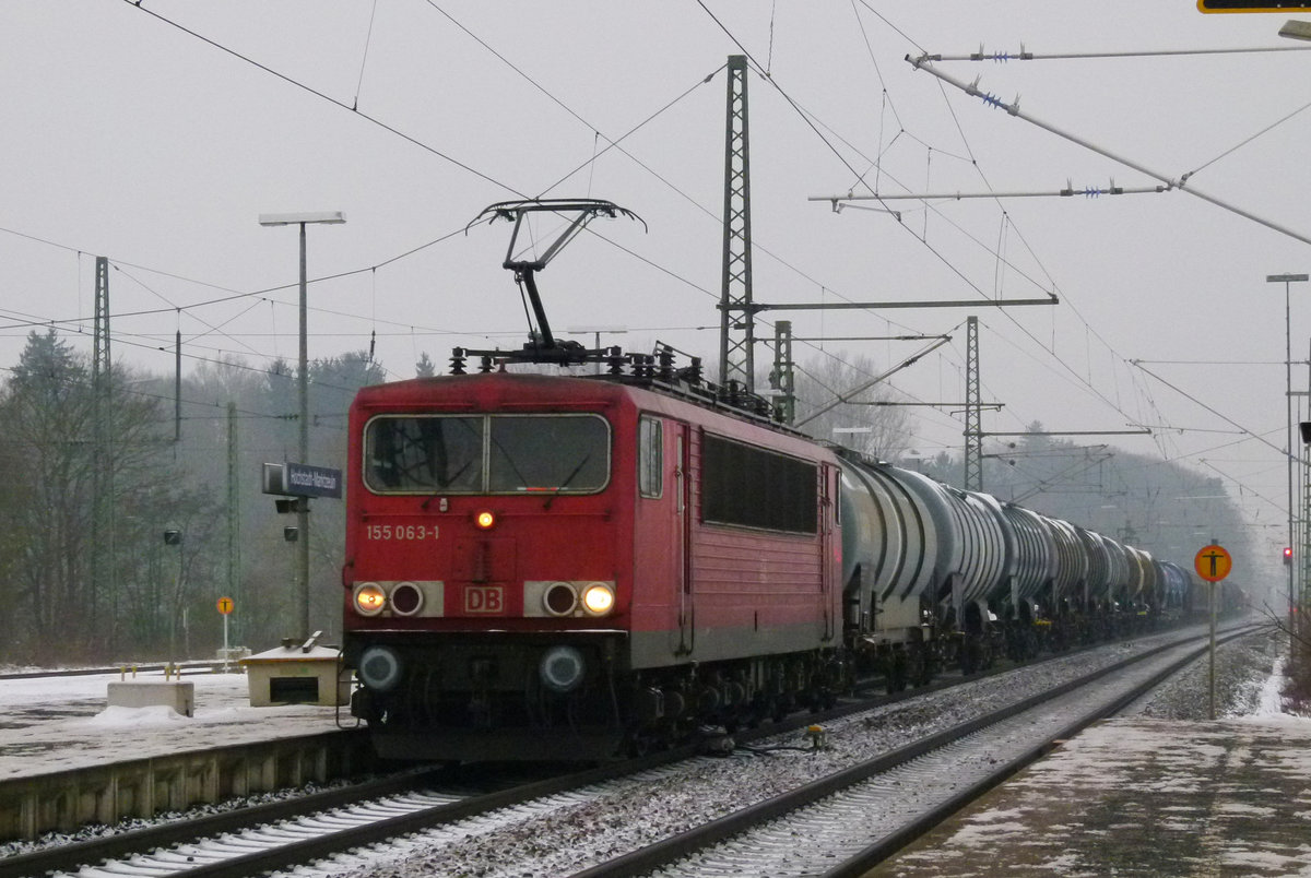 22. Januar 2013, Lok 155 063 fährt mit einem Güterzug durch den Bahnhof Hochstadt-Marktzeuln in Richtung Kronach.