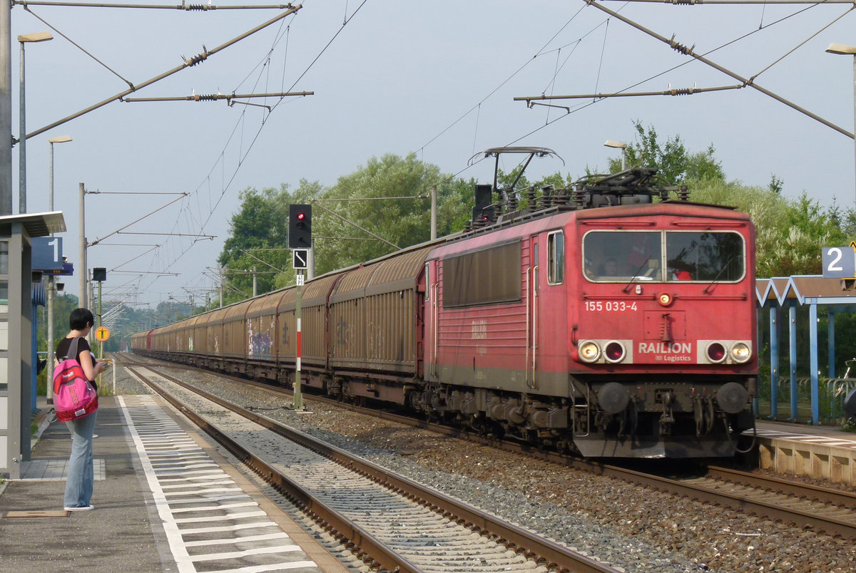 22. Juli 2014, Lok 155 033 muss mit ihrem Güterzug in Richtung Saalfeld heute auf dem  falschen  Gleis durch den Haltepunkt Küps fahren. Am Bahnsteig 1 erwarten Reisende die Regionalbahn nach Kronach - Saalfeld.