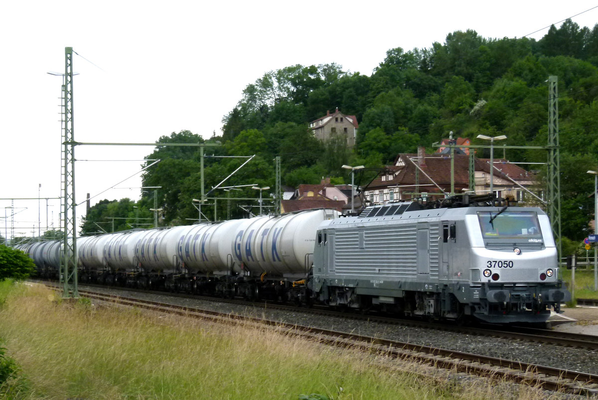 22. Juni 2015, Ein Kesselwagenzug mit der akiem-Lok 37050 fährt in Richtung Saalfeld durch den Bahnhof Kronach.