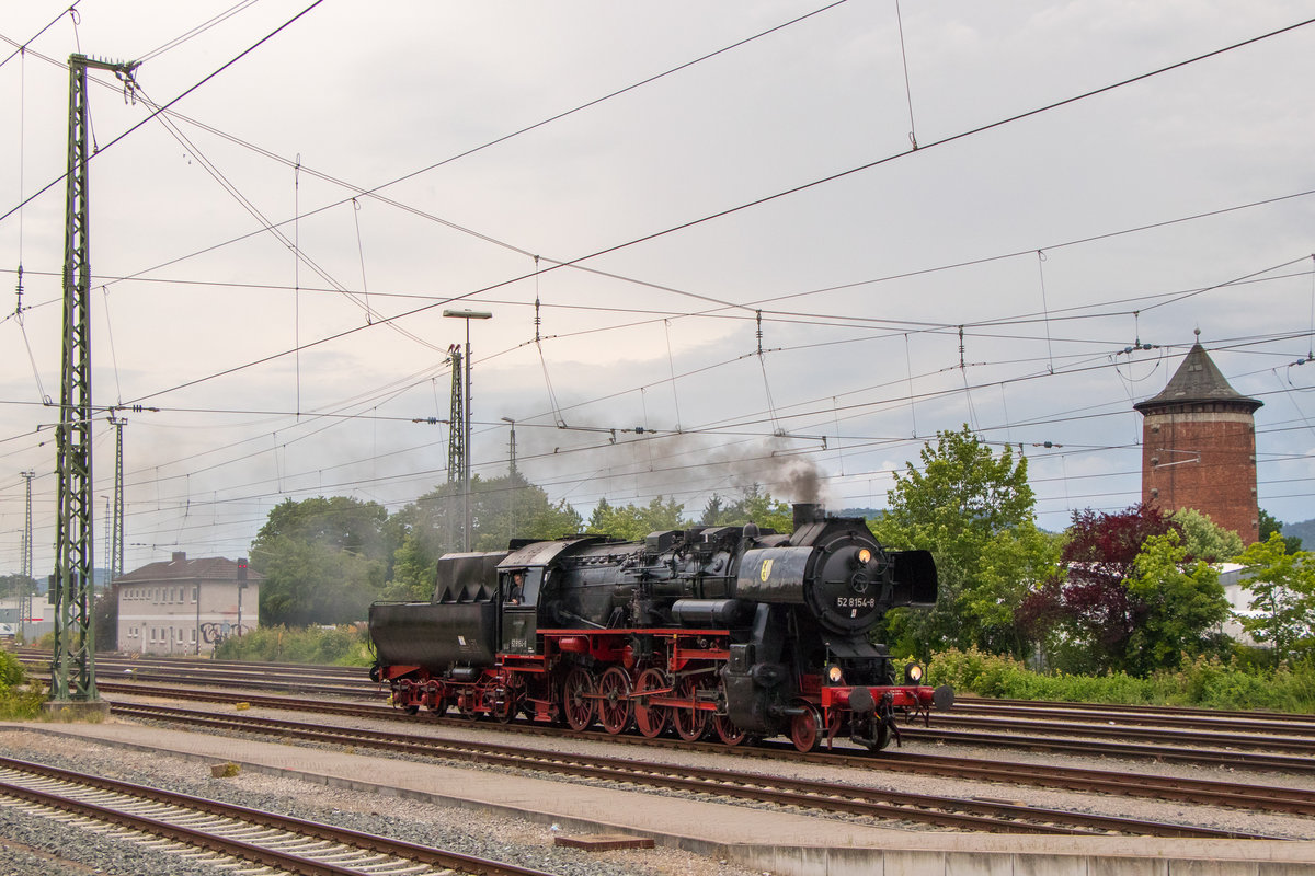 22. Juni 2019 in Lichtenfels. 52 8154-8 kommt gerade aus dem Bw zwecks Wasser fassen. 