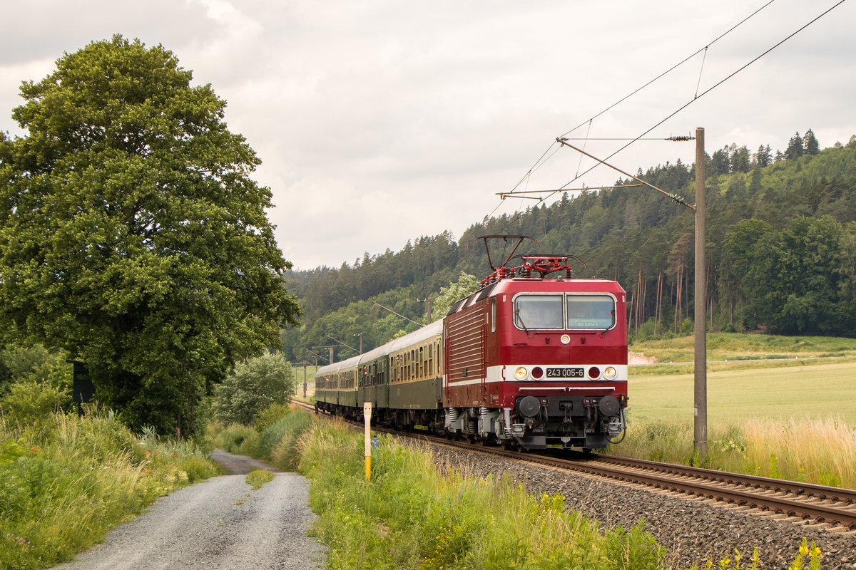 22. Juni 2019 nähe Mönchröden. Pünktlich zum Zug war natürlich die Sonne weg. 243 005-6 ist mit einem Sonderzug nach Sonneberg (Piko) unterwegs. 
