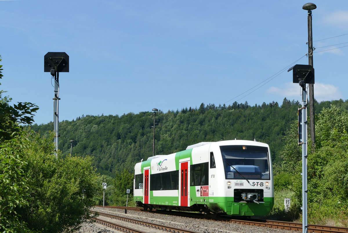 22. Juni 2019 in Rauenstein, dem Bahnhof mit der Spitzkehre. Hier kommt VT 102 der Süd-Thüringen-Bahn von Eisenach, nach dem Richtungswechsel fährt er auf dem mir nahen Gleis weiter nach Sonneberg.