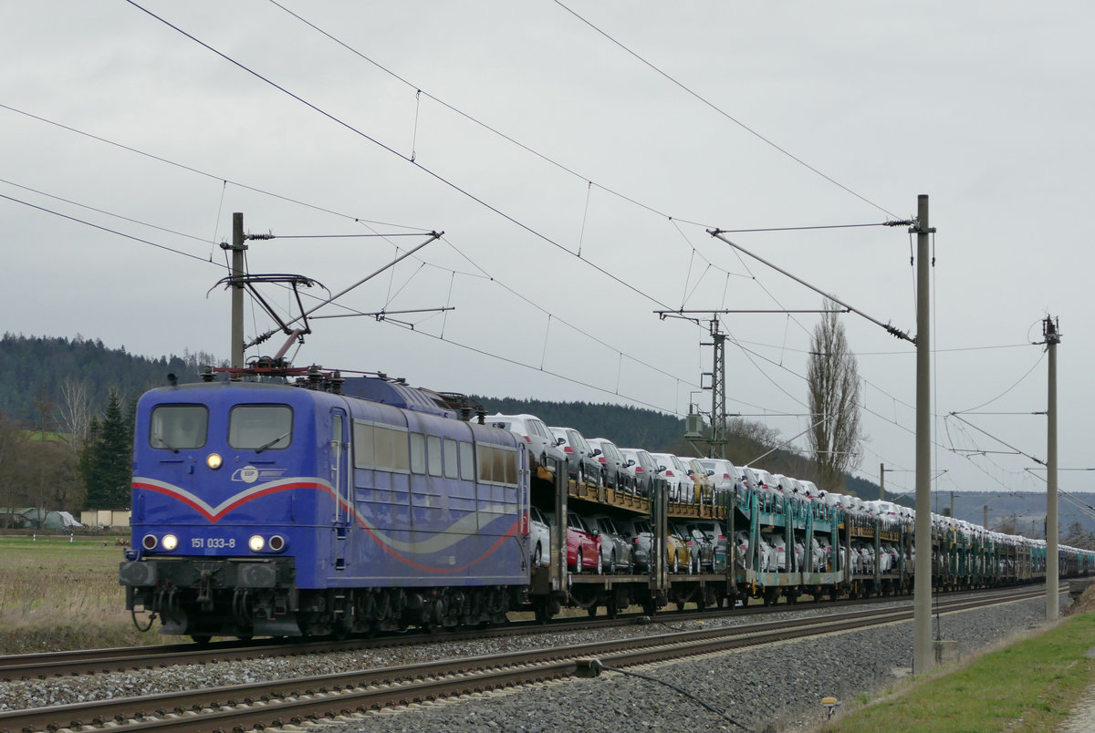22. März 2017. Der zur Zeit von mir fast täglich beobachtete Autozug in Richtung Lichtenfels wird heute von Lok 151 033 der EGP befördert.